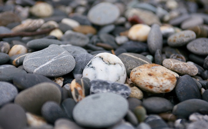 油浸式变压器下为什么有鹅卵石？